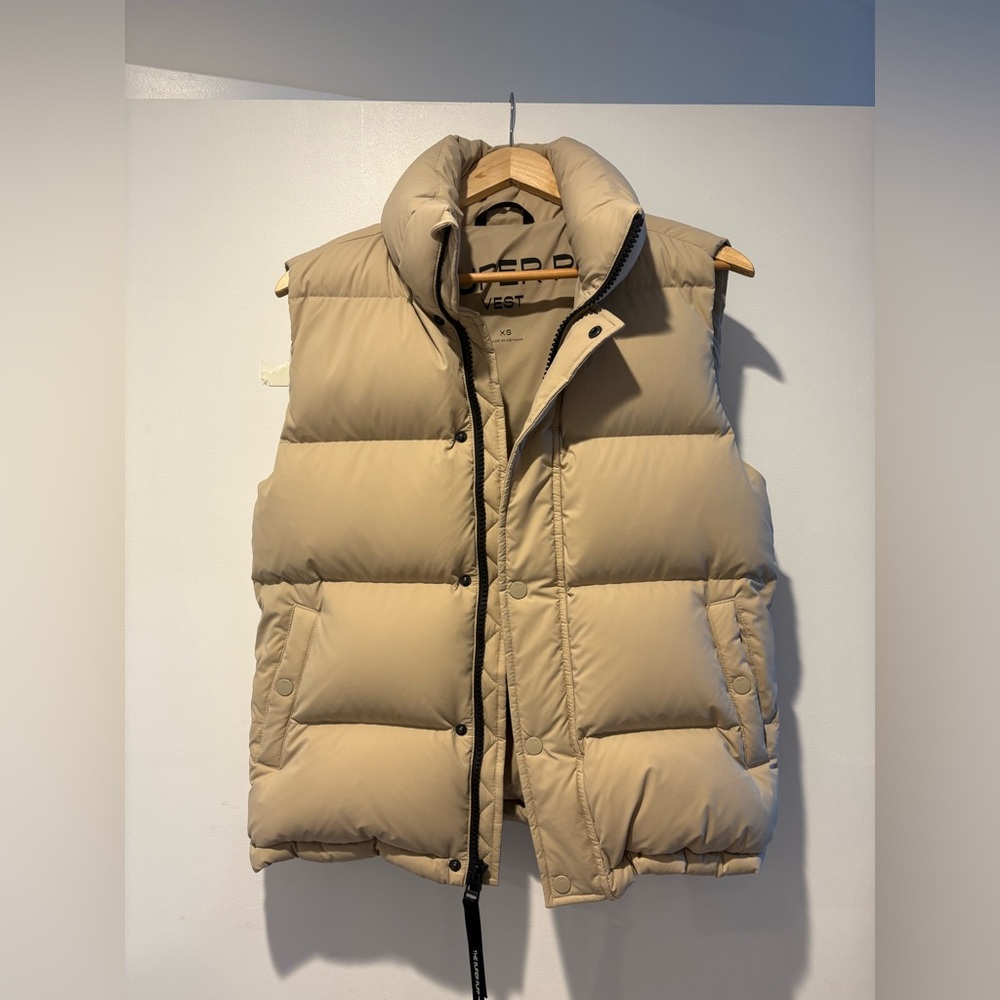 Aritzia super puff vest
Color Sand Bluff